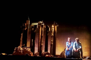 Resto qui - Scenografia